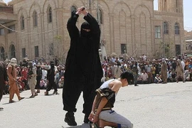 Ayham Hussein bị một thành viên IS chặt đầu. (Nguồn: Daily Mail)