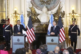 Tổng thống Argentina Mauricio Macri (phải) và Tổng thống Mỹ Barack Obama tại cuộc họp báo chung sau hội đàm. (Nguồn: AFP/TTXVN)