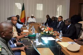 Tổng thống Mali Ibrahim Boubacar Keita (giữa) triệu tập cuộc họp an ninh khẩn sau vụ tấn công. (Nguồn: AFP/TTXVN)