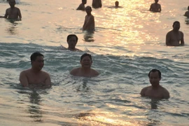 Hoạt động trên cũng sẽ giúp du khách cảm thấy yên tâm hơn khi đến nghỉ dưỡng, tắm biển. (Ảnh: Đinh Văn Nhiều/TTXVN)