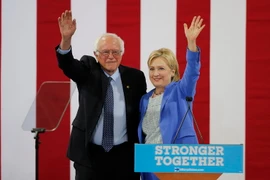 Bà Hillary Clinton và ông Bernie Sanders trong cuộc vận động tranh cử chung đầu tiên ở Portsmouth, tiểu bang New Hampshire, Mỹ ngày 12/7. (Nguồn: EPA/TTXVN)