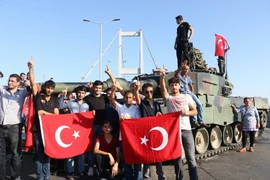 Cảnh sát và những người ủng hộ Tổng thống Recep Tayyip Erdogan tập trung trên cây cầu Bosphorus ở Istanbul sau khi Chính phủ đập tan âm mưu đảo chính. (Nguồn: EPA/TTXVN)
