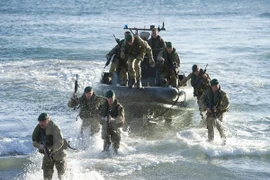 Binh sỹ Anh rèn luyện bài tập đổ bộ lên bãi Đông ngày 9/12/2014. (Nguồn: AFP/TTXVN)