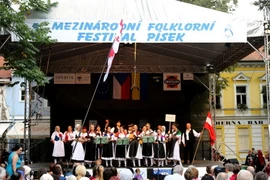 Liên hoan Nghệ thuật dân gian Pisek thu hút nhiều đoàn nghệ thuật của các nước Ấn Độ, Áo, Grudia, Ba Lan, Slovakia... (Ảnh: Ngô Quang Minh/Vietnam+)