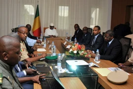 Tổng thống Mali Ibrahim Boubacar Keita (giữa) triệu tập cuộc họp an ninh khẩn sau vụ tấn công. (Nguồn: AFP/TTXVN)