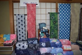 Vải shibori với các họa tiết độc đáo. (Nguyễn Tuyến-Gia Quân/Vietnam+)