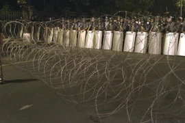 Cảnh sát Armenia phong tỏa tuyến đường dẫn tới trụ sở cơ quan cảnh sát Erebuni ở Yerevan, nơi các tay súng đối lập chiếm giữ ngày 31/7. (Nguồn: AFP/TTXVN)