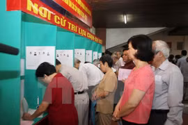 Cử tri khu vực bỏ phiếu số 9, phường Láng Hạ, quận Đống Đa (Hà Nội) thực hiện quyền và nghĩa vụ công dân trong ngày bầu cử. (Ảnh: Trần Việt/TTXVN)