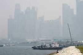 Khói mù tại Singapore do ảnh hưởng từ các đám cháy rừng ở Indonesia ngày 26/8. (Nguồn: AFP/TTXVN) 
