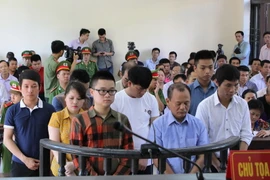 Nguyễn Ngọc Minh và các bị cáo nghe toà tuyên án tại phiên xét xử sơ thẩm Tòa án nhân dân tỉnh Bắc Ninh ngày 2/6. (Ảnh: Thái Hùng/TTXVN)