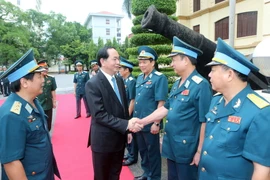 Chủ tịch nước Trần Đại Quang với cán bộ, chiến sĩ Quân chủng Phòng không-Không quân. (Ảnh: Nhan Sáng/TTXVN)