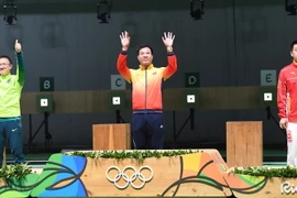 Xạ thủ Hoàng Xuân Vinh (giữa) và xạ thủ Felipe We (trái) cùng xạ thủ Pang Wei của đoàn Trung Quốc. (Nguồn: AFP)