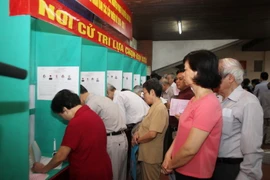 Cử tri khu vực bỏ phiếu số 9, phường Láng Hạ, quận Đống Đa (Hà Nội) thực hiện quyền và nghĩa vụ công dân trong ngày bầu cử. (Ảnh: Trần Việt/TTXVN)