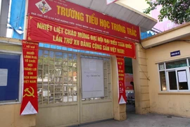 Trường Tiểu học Trưng Trắc, quận Hai Bà Trưng thông báo cho học sinh cũng như phụ huynh biết về việc nghỉ học do rét đậm, rét hại. (Ảnh: Quý Trung/TTXVN)