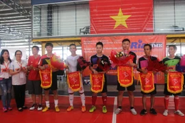 Trao cờ lưu niệm cho các đội bóng. (Ảnh: Hoàng Nhương/Vietnam+)