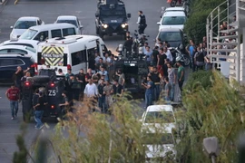 Cảnh sát bắt giữ các binh sỹ tham gia đảo chính tại Quảng trường Taksim ở Istanbul. (Nguồn: EPA/TTXVN)