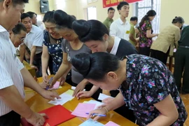 Cử tri bỏ phiếu bầu cử tại khu vực bầu cử số 2, phường Chiềng Lề, thành phố Sơn La, tỉnh Sơn La. (Ảnh: Điêu Chính Tới/TTXVN)