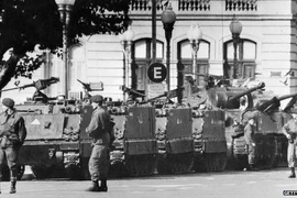 Xe tăng trên đường phố Buenos Aires năm 1976. (Nguồn: Getty) 