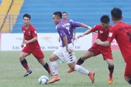 Pha tranh bóng giữa cầu thủ hai đội. (Ảnh: Lâm Khánh/TTXVN)