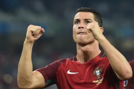 Cristiano Ronaldo vui mừng sau khi thực hiện thành công cú sút luân lưu đầu tiên cho đội Bồ Đào Nha. (Nguồn: AFP/ TTXVN)