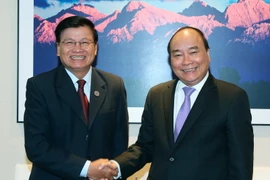 Thủ tướng Chính phủ Nguyễn Xuân Phúc gặp Thủ tướng Lào Thongloun Sisoulith. (Ảnh: Thống Nhất/TTXVN)