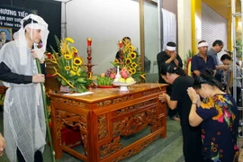 Các đơn vị đến chia buồn cùng gia quyến của đồng chí Phạm Duy Cường. (Ảnh: Thế Duyệt/ TTXVN)