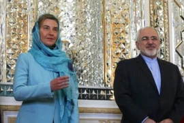 Đại diện cấp cao phụ trách chính sách an ninh-đối ngoại của EU Federica Mogherini (trái) và Ngoại trưởng Iran Mohammad Javad Zarif. (Nguồn: AFP)