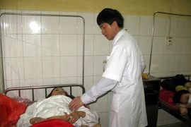 Các công nhân bị ngộ độc thực phẩm đang được theo dõi, chăm sóc, điều trị tích cực tại Bệnh viện Đa khoa tỉnh Bắc Giang. (Ảnh: Việt Hùng/TTXVN)