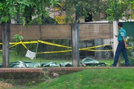 Cảnh sát điều tra tại hiện trường vụ tấn công bắt giữ con tin ở Dhaka. (Nguồn: AFP/TTXVN)