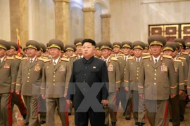 Nhà lãnh đạo Kim Jong-un và các Tướng lĩnh quân đội viếng cố lãnh tụ Kim Jong-il và Kim Nhật Thành tại Cung điện Mặt Trời. (Nguồn: AFP/TTXVN) 