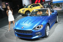 Mẫu xe 124 Spider được giới thiệu trong cuộc họp báo tại triển lãm ngày 11/1. (Nguồn: AFP/TTXVN)