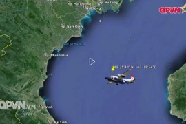 Vận chuyển nước lên tàu HQ211 để tiếp tế ra cho lực lượng tìm kiếm trên biển. (Ảnh: Thanh Tùng/TTXVN)