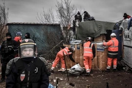 Pháp dỡ bỏ một phần khu lán trại trái phép của những người di cư được dựng lên ở thành phố cảng Calais. (Nguồn: AFP/TTXVN)