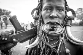 Một người phụ nữ của bộ lạc Mursi với khẩu súng trường AK-47