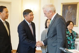 Đại sứ Đoàn Xuân Hưng chào Thủ hiến bang Baden-Württemberg Winfried Kretschmann. (Ảnh: Mạnh Hùng/TTXVN)