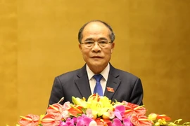 Chủ tịch Quốc hội Nguyễn Sinh Hùng trình bày dự thảo Báo cáo công tác nhiệm kỳ khóa XIII của Quốc hội. (Ảnh: Nhan Sáng/TTXVN)