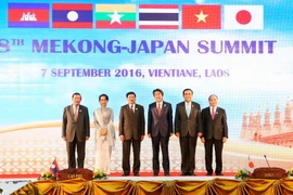 Các trưởng đoàn chụp ảnh chung. (Ảnh: Thống Nhất/TTXVN) 