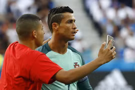 Cậu bé chạy đến bên Ronaldo để chụp ảnh cùng thần tượng của mình
