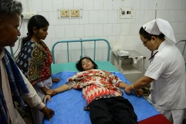 Điều trị cho người bị thương do động đất tại bệnh viện ở Siliguri, Ấn Độ ngày 13/4. (Nguồn: AFP/TTXVN)