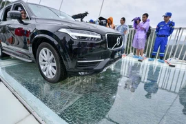 Để chức minh độ an toàn của cây cầu, ban tổ chức đã lái một chiếc SUV Volvo XC90 nặng 2 tấn lên cầu. (Nguồn: IMAGINECHINA)
