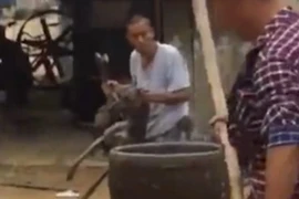 Hành động dã man của những người đàn ông. (Nguồn: Daily Mail)