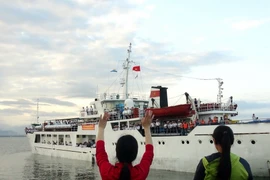 Người thân tiễn các chiến sỹ ra Trường Sa làm nhiệm vụ. (Ảnh: Nguyên Lý/TTXVN)