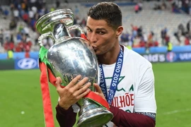 Cristiano Ronaldo hôn chiếc Cúp vô địch. (Nguồn: EPA/TTXVN)