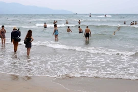 Bãi biển Mỹ Khê - Đà Nẵng vẫn xanh, sạch, đẹp mọi hoạt động tắm biển vui chơi của người dân và du khách diễn ra bình thường. (Ảnh: Trần Lê Lâm/TTXVN)