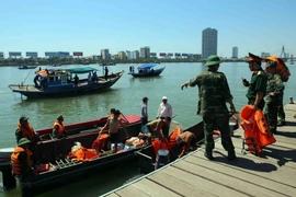 Các tàu thuyền thay phiên nhau tìm kiếm người bị nạn mất tích trên sông Hàn. (Ảnh: Trần Lê Lâm/TTXVN)