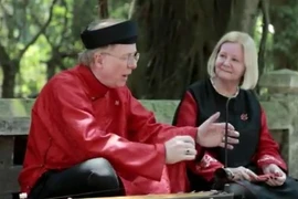 Đại sứ David Devine đánh đàn bầu. (Nguồn: YouTube)