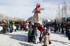 Hình nộm Maslenitsa được dựng lên ở vị trí trung tâm của nơi tổ chức lễ hội. (Ảnh: Trần Hiếu/Vietnam+)