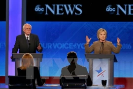 Ứng viên Bernie Sanders (trái) và Hillary Clinton trong cuộc tranh luận lần thứ 3 của các ứng cử viên Đảng Dân chủ tham gia tranh cử Tổng thống Mỹ năm 2016 tại Manchester, bang New Hampshire ngày 19/12. (Nguồn: AFP/TTXVN)