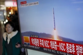 Hình ảnh Triều Tiên phóng tên lửa được phát trên truyền hình Hàn Quốc. (Nguồn: Reuters)