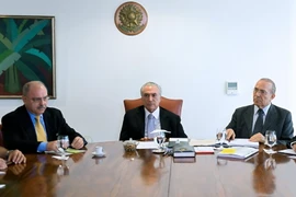 Tổng thống lâm thời Brazil Michel Temer (giữa), Bộ trưởng An ninh Brazil Sergio Etchegoyen (trái) và Chánh văn phòng nội các Brazil Eliseu Padilha tại cuộc họp ở Brasilia. (Nguồn: AFP/TTXVN) 